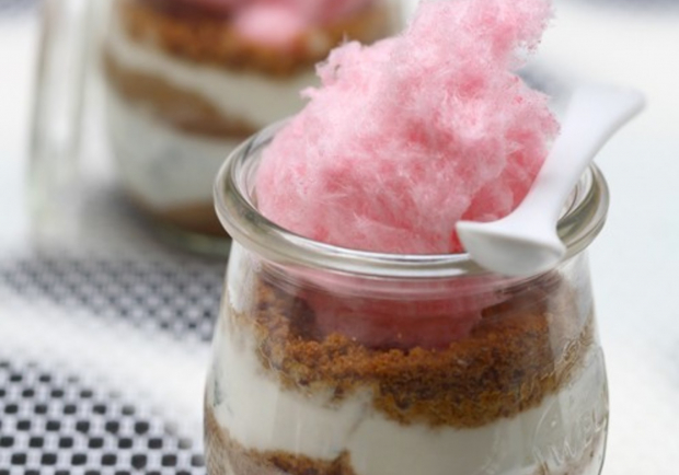 Joghurt-Spekuatius-Zuckerwatte im Glas